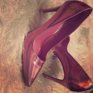 Holographic pointed toe pumps